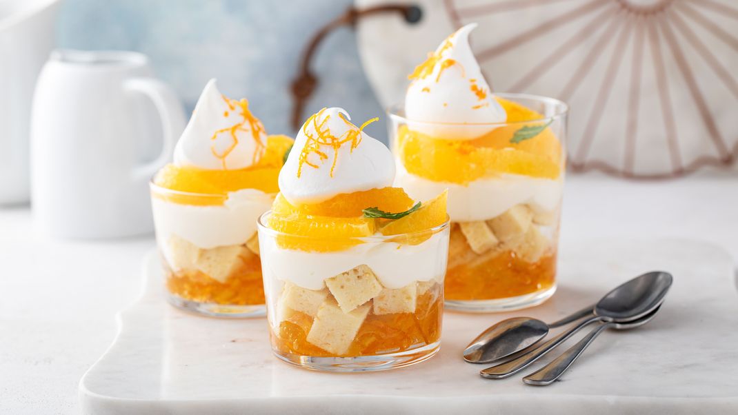 So einfach gelingt das Orangen-Schichtdessert mit Mascarpone und Löffelbiskuit.