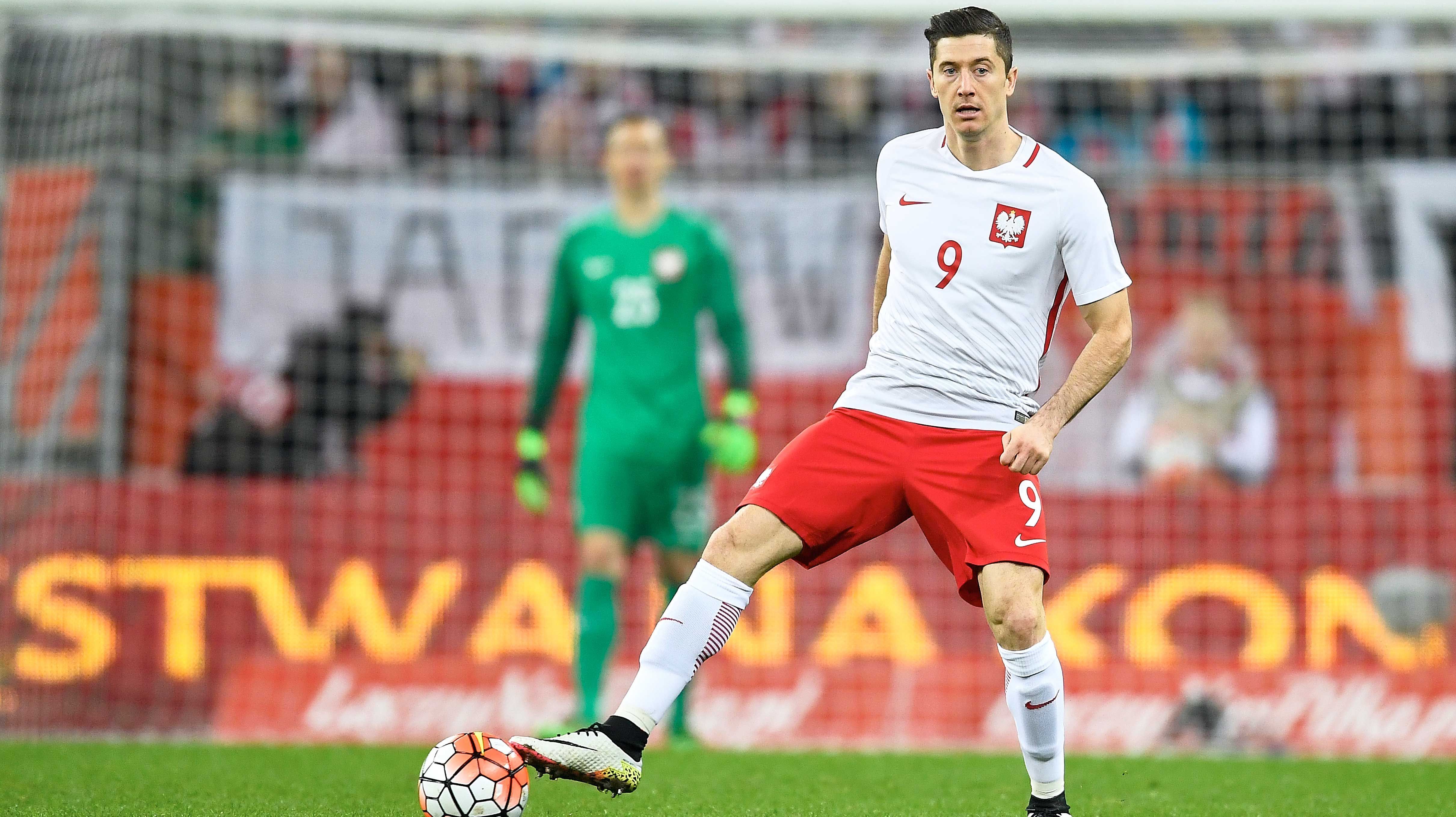 
                <strong>Robert Lewandowski</strong><br>
                Robert Lewandowski stellt auf! Aus einer Vorauswahl der UEFA wählt der polnische Torjäger die besten EM-Spieler aller Zeiten und setzt dabei auch auf zwei Spieler des FC Bayern München.
              