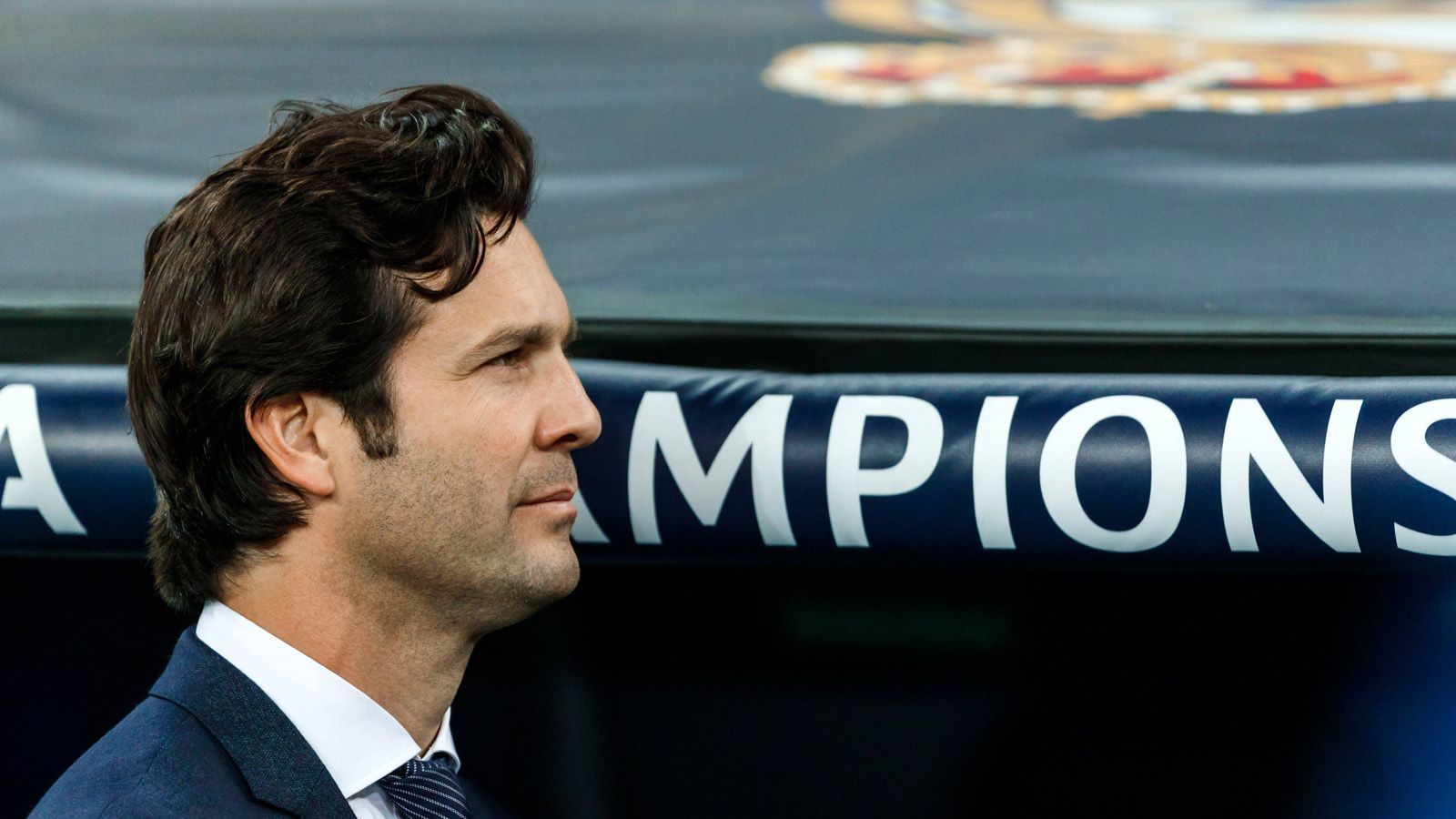 
                <strong>Santiago Solari</strong><br>
                Der Nachfolger von Julen Lopetegui traf im Achtelfinale mit Titelverteidiger Real Madrid auf Ajax. Und erhielt von der jungen Mannschaft eine Lehrstunde im Rückspiel. Mit 1:4 schossen De Ligt, Ziyech und Co. die Königlichen aus dem eigenen Stadion. Real gab Solari in der Folge nach nur dreieinhalb Monaten den Laufpass und holte Zinedine Zidane zurück. 
              