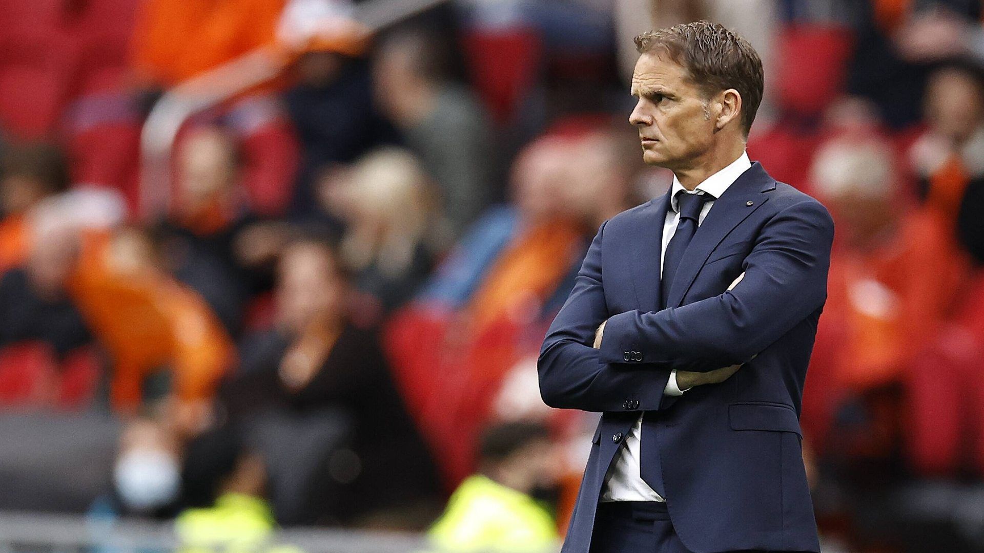 
                <strong>Das System: de Boers Sturheit zahlt sich aus</strong><br>
                Aus taktischer Sicht geht das Konzept von Trainer de Boer bislang voll auf. Im Vorfeld der Europameisterschaft wütete im Nachbarland eine öffentliche Debatte, warum der Nationaltrainer so stur an seinem ungewöhnlichen 5-3-2 System festhält. Im Abschlusstraining vorm ersten Gruppenspiel flogen Fans sogar mit einem Banner am Trainingsplatz vorbei, auf dem stand: "Frank, wie immer 4-3-3". Der 51-Jährige ließ sich jedoch nicht aus der Fassung bringen und stellte nach seinen Vorstellungen auf - die Spielweise und die Ergebnisse sprechen für den Trainer.
              