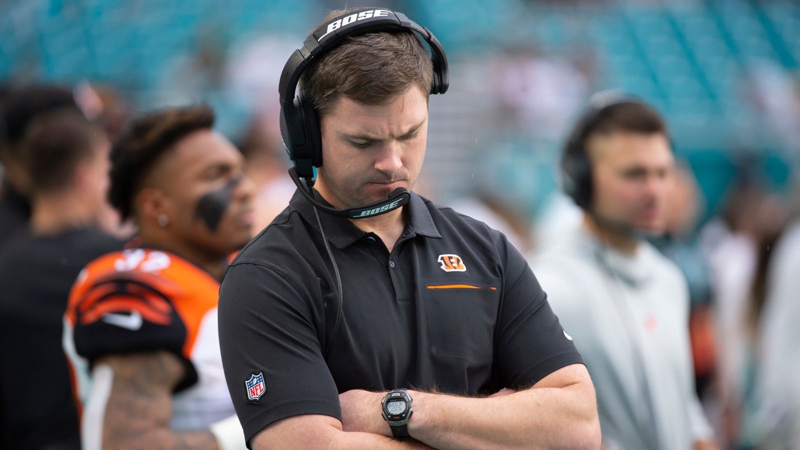 
                <strong>Zac Taylor (Cincinnati Bengals) </strong><br>
                Er hatte 2019 den Rookie-Bonus, doch natürlich ist es bitter, wenn man die erste Saison als Head Coach mit 2-14 - die schlechteste Bilanz aller Teams - beendet, und das auch noch als eigentlich großer Hoffnungsträger. Fehlende Qualität hin oder her, der Wind wird nun rauer: Die Bengals haben den Nummer-1-Pick und dürften sich ihren Franchise-Quarterback zulegen. Die Erwartungen werden steigen. Auch wenn die Bengals nicht dafür bekannt sind, schnell die Nerven zu verlieren, muss das Team 2020 signifikante Schritte nach vorne machen. Sonst ist Taylor wohl weg.
              