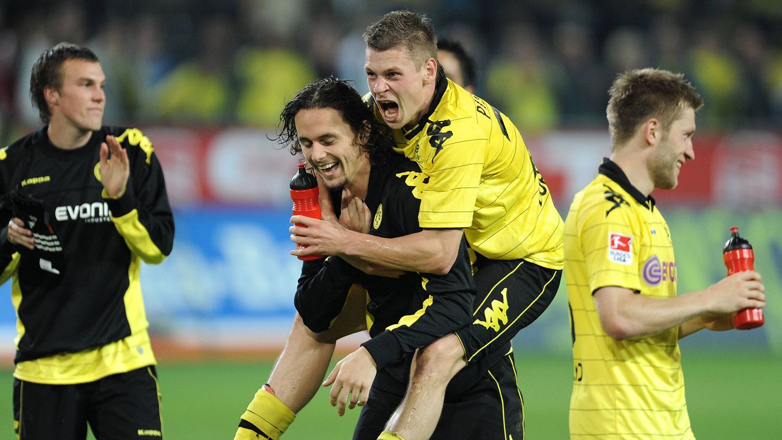 
                <strong>24. September 2011: Erster Tor für Schwarz-Gelb</strong><br>
                Beim 2:1-Auswärtssieg am 7. Spieltag der Saison 2011/12 in Mainz ist es endlich soweit. Piszczek erzielt sein erstes Tor für Schwarz-Gelb. Und es ist nicht irgendein Treffer, sondern das späte Siegtor in der 90. Minute.
              