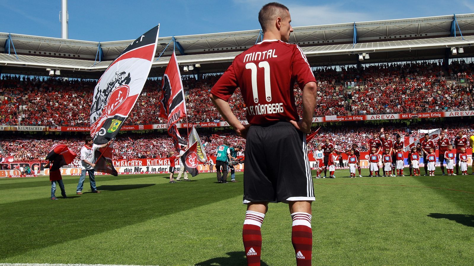 
                <strong>Bank: Marek Mintal (1. FC Nürnberg)</strong><br>
                Roy Makaay galt lange als das Phantom. Doch wie heißt es so schön: Die Oper ist erst vorbei, wenn die ganz fette Dame gesungen hat. Die ganz fette Dame war in diesem Fall Marek Mintal. Der Nürnberger stellte das Phantom des FC Bayern (und das der Oper) mit Leichtigkeit in den Schatten.
              