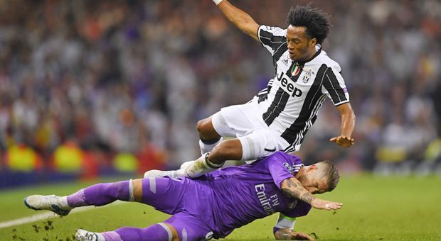 
                <strong>Juan Cuadrado vs. Sergio Ramos</strong><br>
                Der Spanier ist bekannt für seine harte Zweikampfführung. Bei dieser Sense spielt Ramos zwar klar den Ball, doch Cuadrado wird als Konsequenz ebenfalls abgeräumt. Das Spielgerät landet im Aus. Der Kolumbianer will sofort ein neues Leder von der Seitenlinie, das Spiel schnell machen. Schließlich liegt Juve zu diesem Zeitpunkt bereits deutlich zurück.
              