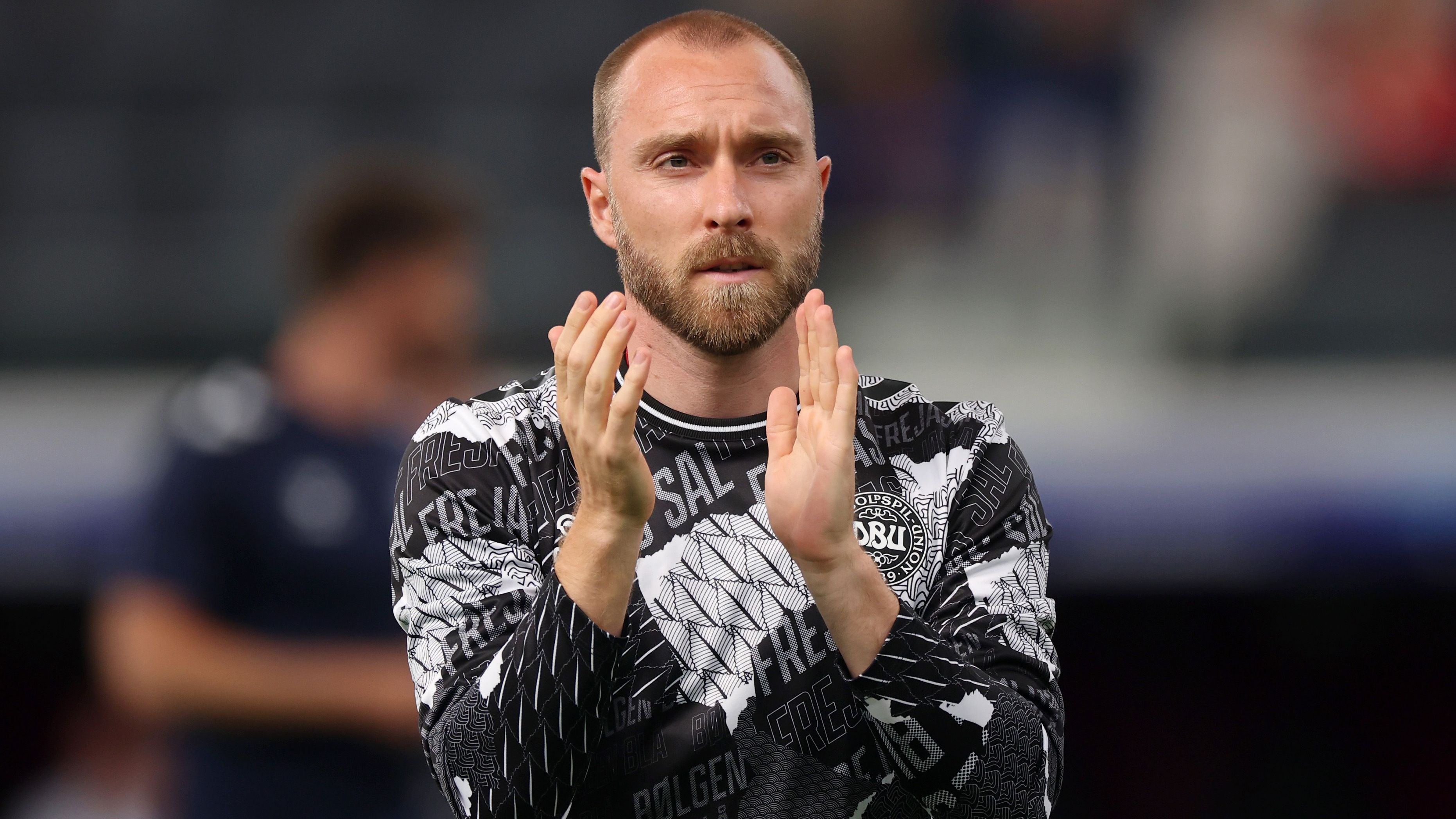 <strong>Neuer Rekordnationalspieler</strong><br>Mit seinem Auftritt gegen England schreibt Christian Eriksen Geschichte. Für ihn ist es das 132. Länderspiel Dänemarks. Damit ist er nun zusammen mit Simon Kjaer Rekordnationalspieler seines Landes. Kurios: Kjaer sitzt zunächst auf der Bank. Sollte er eingewechselt werden, ist er erst einmal wieder alleiniger Rekordnationalspieler Dänemarks.&nbsp;