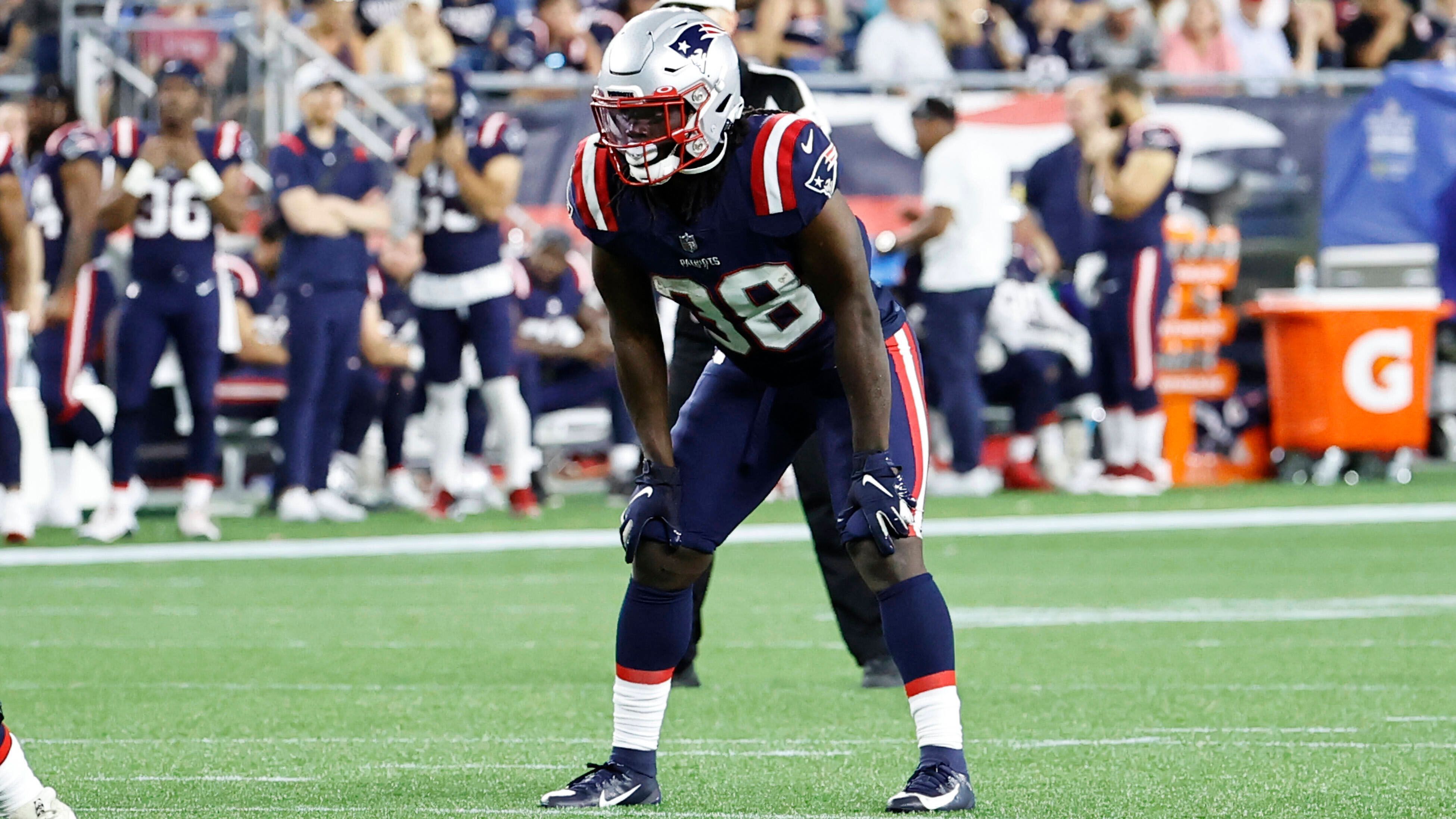 
                <strong>Rhamondre Stevenson</strong><br>
                Der ehemalige Running Back der Oklahoma Sooners ist der bisherige Star der Preseason. Die Patriots wählten den 23-Jährige in der vierten Runde des diesjährigen Drafts aus und lassen ihn gegen Washington und Philadelphia erste NFL-Luft schnuppern. Als MVP des Cotton-Bowl-Spiels (18 Läufe für 186 Yards und einen Touchdown) weiß Stevenson bereits am College zu überzeugen ...
              