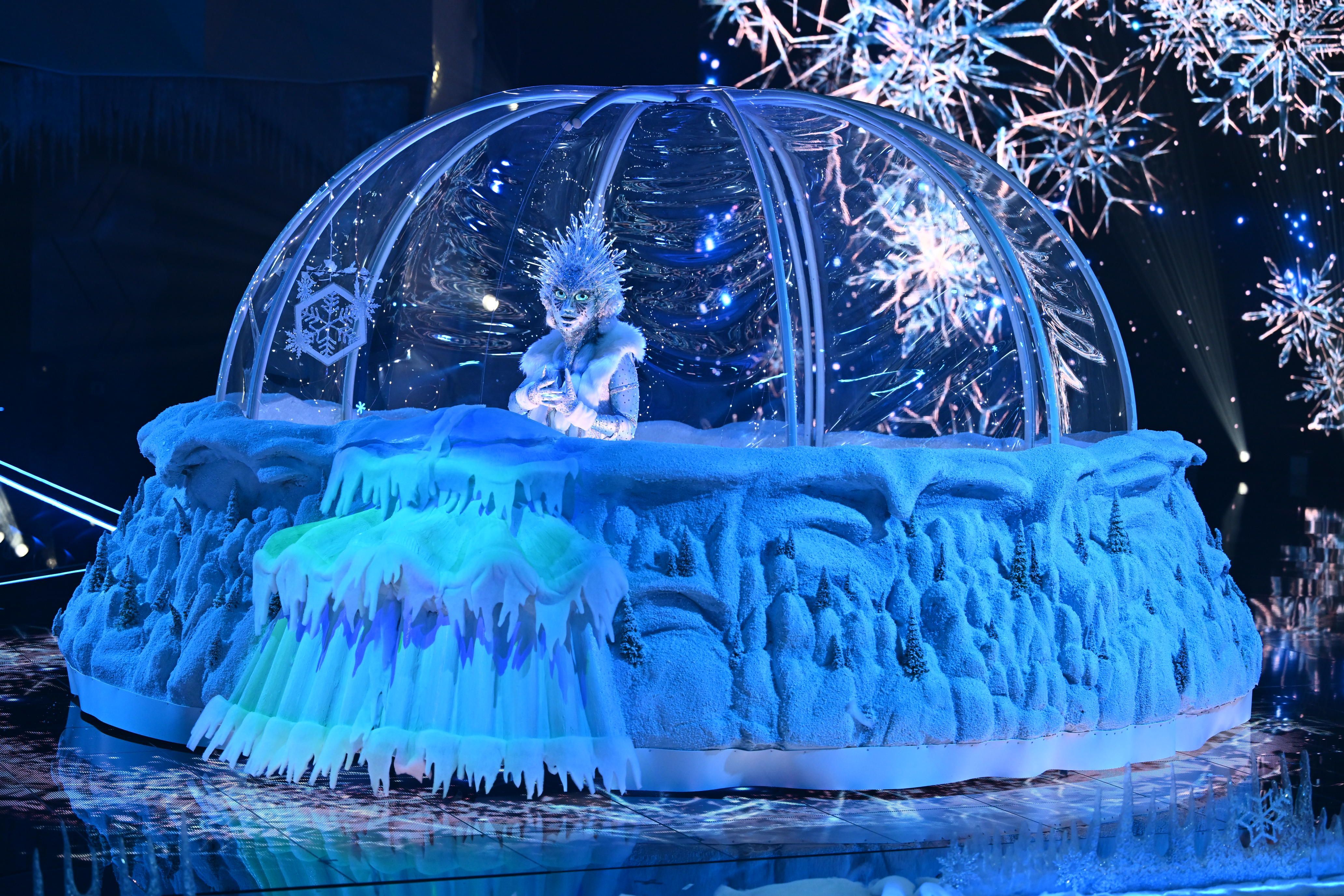 Warme Stimme in kalter Welt: Die Eisprinzessin, in ihrem Schneekleid mit dem überdimensionalen Frostrock, bringt die Herzen zum Schmelzen.