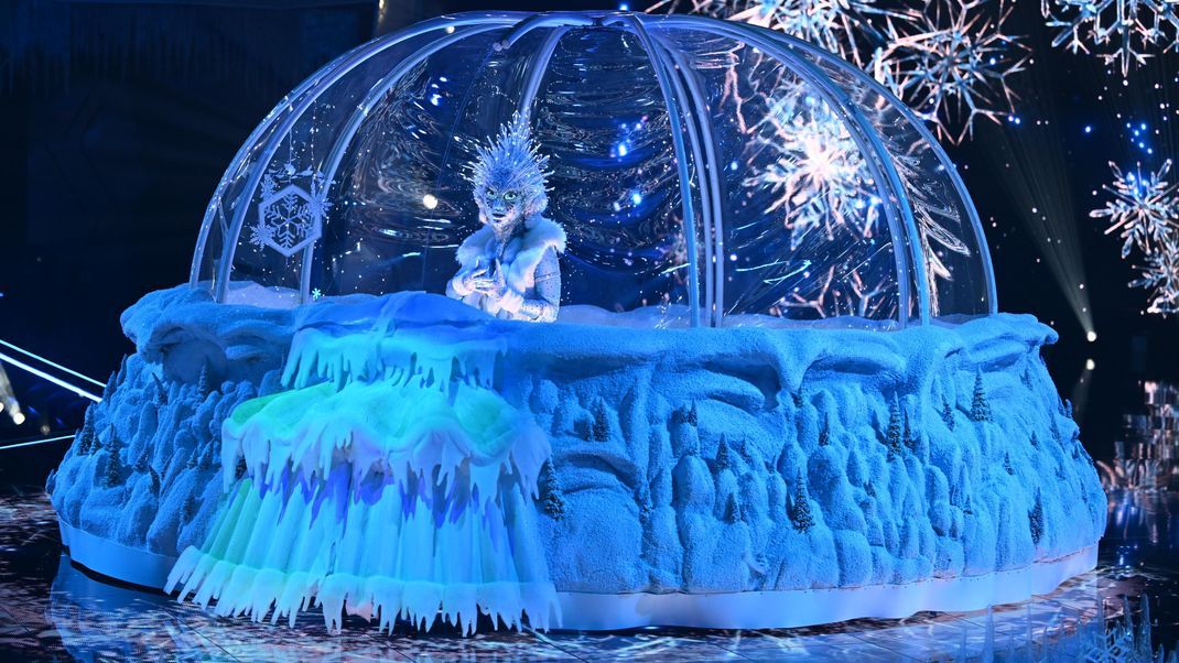 Warme Stimme in kalter Welt: Die Eisprinzessin in ihrem Schneekleid mit dem überdimensionalen Frostrock bringt die Herzen zum Schmelzen.