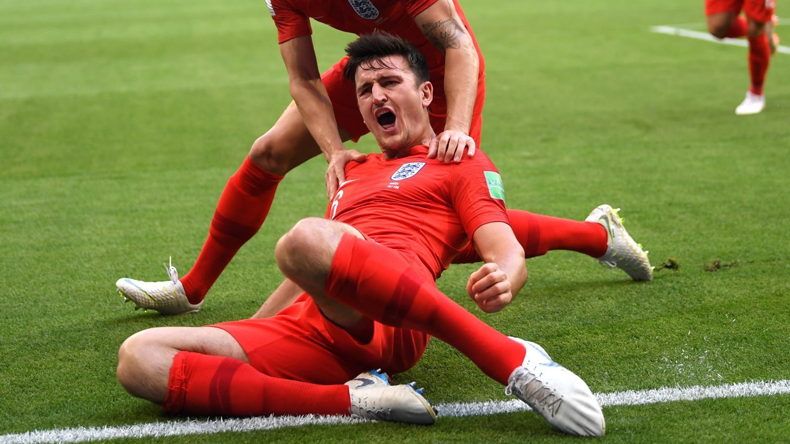 
                <strong>Harry Maguire (England)</strong><br>
                Hand aufs Herz: Wer hatte vor einem Jahr schon Harry Maguire auf dem Zettel? Bei der EM 2016 stand Englands Abwehrrecke noch als Fan im Zuschauerblock. Bis vor zwei Jahren spielte der 25-Jährige in der zweiten englischen Liga. Erst in der vergangenen Saison bei Leicester City rückte Maguire in den Fokus, doch eine so starke WM hätten dem Premier-League-Mann wohl nur die wenigsten zugetraut. Well done, Mr Maguire!
              