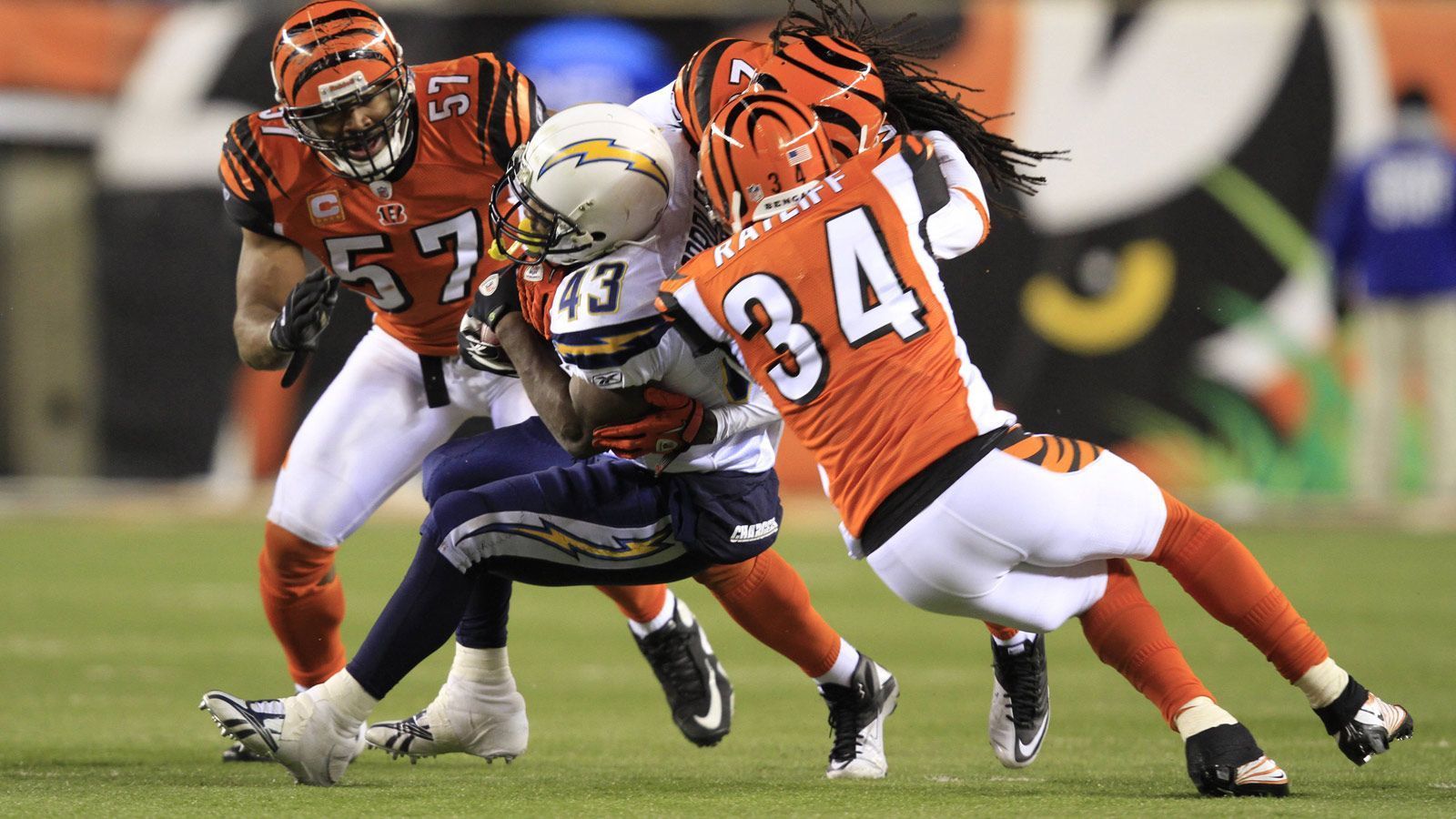 
                <strong>Cincinnati Bengals 2010: Absturz mit 6 Niederlagen mehr</strong><br>
                Die Bengals hatten 2009 die beste Saison ihrer Franchise-Historie hinter sich. Erstmals hatten sie mit 10-6 die AFC North für sich entschieden und so die Playoffs erreicht. Der Absturz auf eine 4-12-Bilanz tat allerdings weh.
              