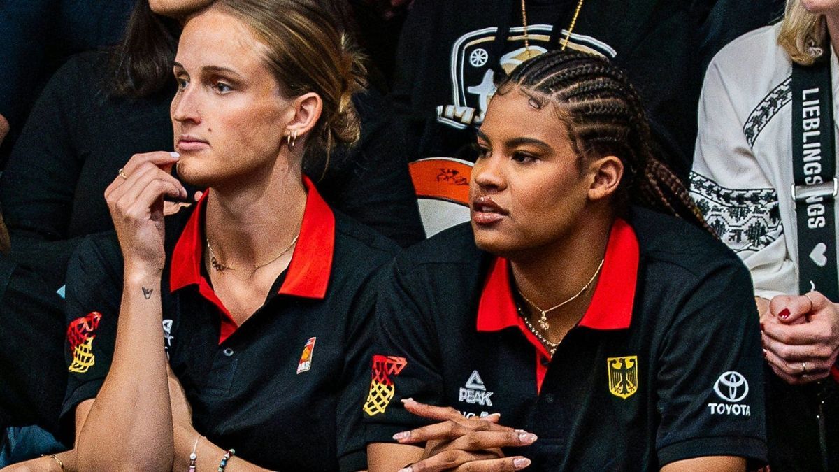 Auf der Tribüne: Leonie Fiebich (l.) und Nyara Sabally