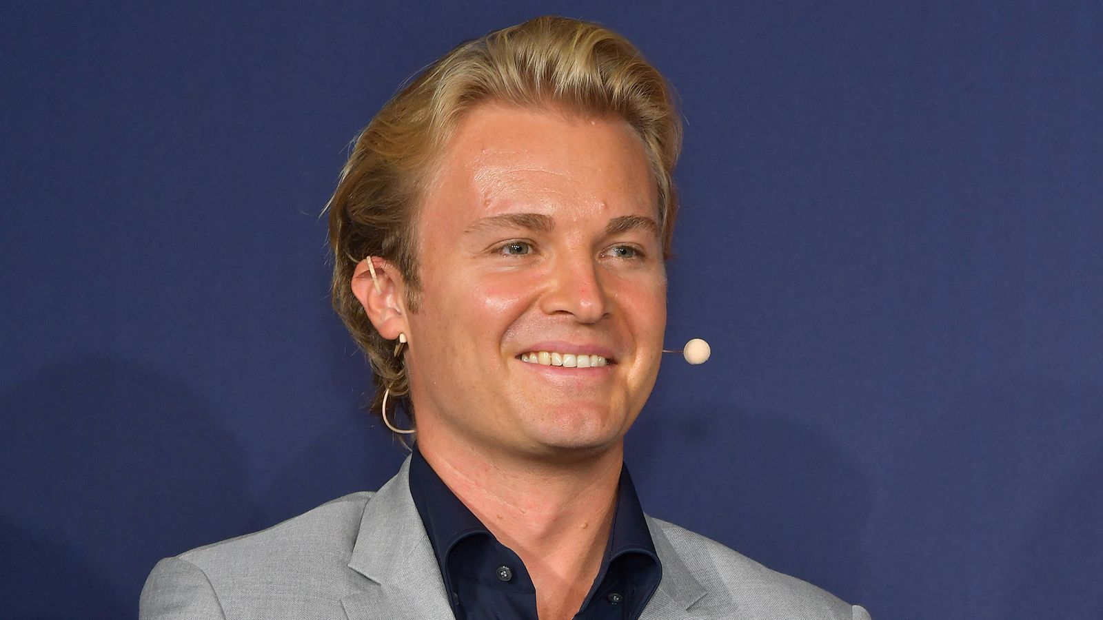 
                <strong>Nico Rosberg</strong><br>
                Mit seinem Engagement in der Extreme E zeigt Rosberg, wie ernst es ihm ist mit seinem Engagement für eine flächendeckende Elektro-Mobilität und für einen Rennsport ohne Verbrennungsmotoren. "Die Extreme E ist eine perfekte Mischung, es wird großartige Rad-an-Rad-Duelle geben, weil vier Autos gleichzeitig in jedes Rennen starten werden. Das werden heiße Kämpfe." Gleichzeitig werde die Serie "einen positiven Einfluss haben und einige Schäden durch den Klimawandel wieder umkehren. Das ist die Vision." Und weiter: "Es wird keine Dieselgeneratoren geben, um die Autos zu laden. Sie werden Solarenergie und Wasserstoff nutzen, um Strom und Wasser zu produzieren."
              