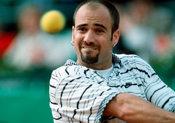 
                <strong>Andre Agassi anno 1995</strong><br>
                Doch bereits Mitte der 90er war die Mähne ab, unaufhörlich arbeitete sich die Denkerstirn von vorne nach hinten. Dafür wurde Andre Agassi auf der Jagd nach dem Filzball nun nicht einmal mehr vom Gegenwind gebremst. 
              