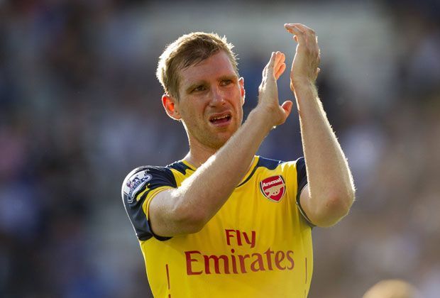 
                <strong>Per Mertesacker</strong><br>
                Per Mertesacker ist beim FC Arsenal mittlerweile zum unverzichtbaren Abwehrchef gereift. Wie die anderen deutschen Weltmeister wurde er zuerst noch von Arsene Wenger geschont, doch pünktlich zum Champions-League-Start hat er zu seiner Form gefunden. Setzt sich knapp durch - 2:1 Arsenal.
              