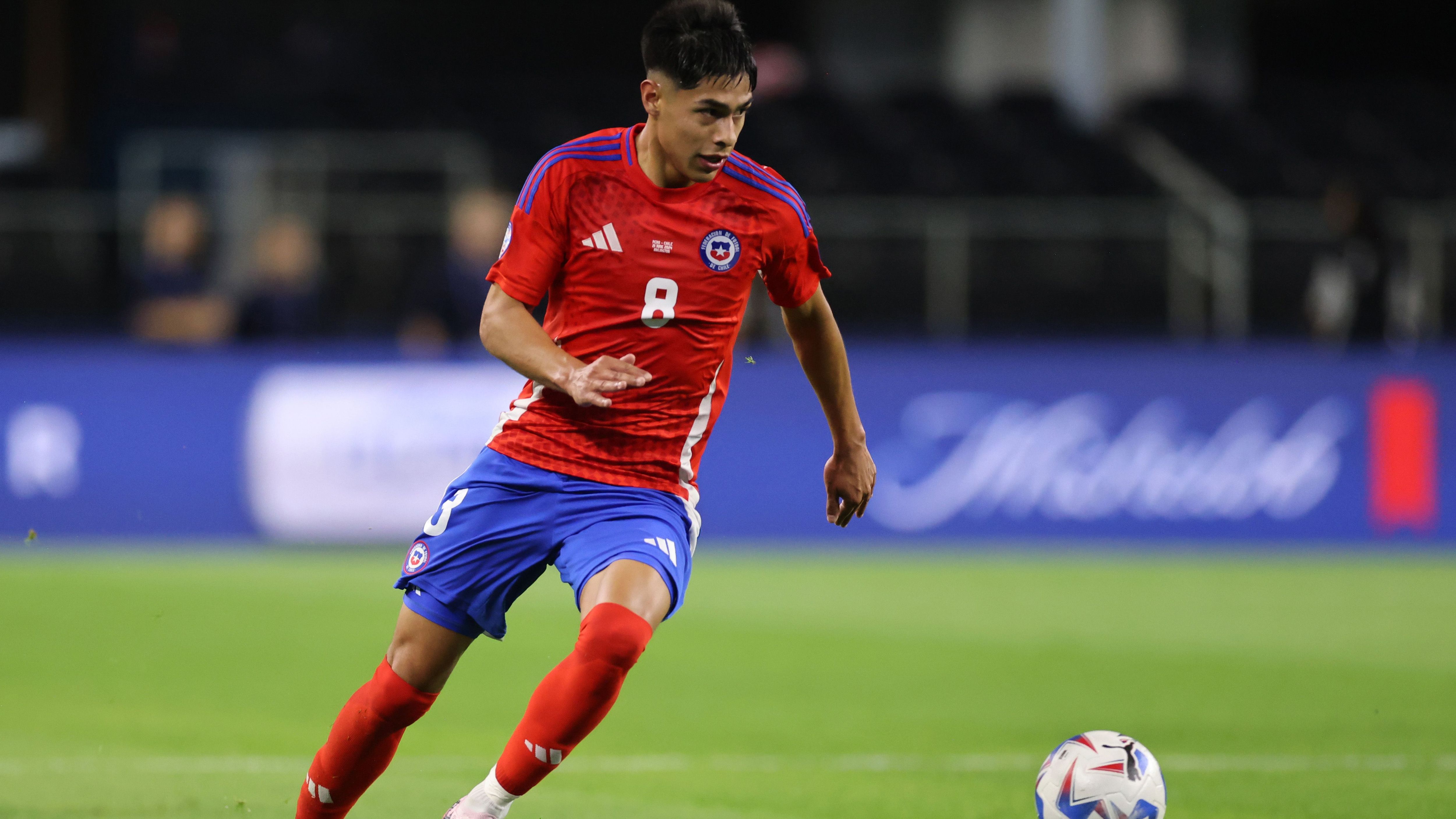 <strong>Dario Osorio (Chile)</strong><br>Die Chilenen haben bereits zwei Spiele absolviert. Gegen Peru gab es ein 0:0 und gegen Argentinien wurde knapp 0:1 verloren. Osorio stand dabei drei Halbzeiten auf dem Platz und beackerte die rechte Seite offensiv. Für seinen dänischen Verein erzielte er in der Saison acht Tore. Lange werden sie ihn wohl nicht mehr halten können.<br><strong>Verein:</strong> FC Midtylland<br><strong>Alter:</strong> 20<br><strong>Marktwert</strong>: 7 Millionen Euro