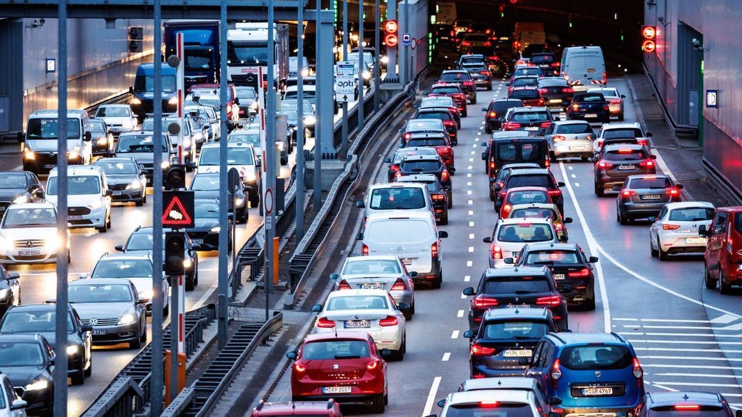 In Deutschland stehen Autofahrer:innen im Schnitt 40 Stunden pro Jahr im Stau.