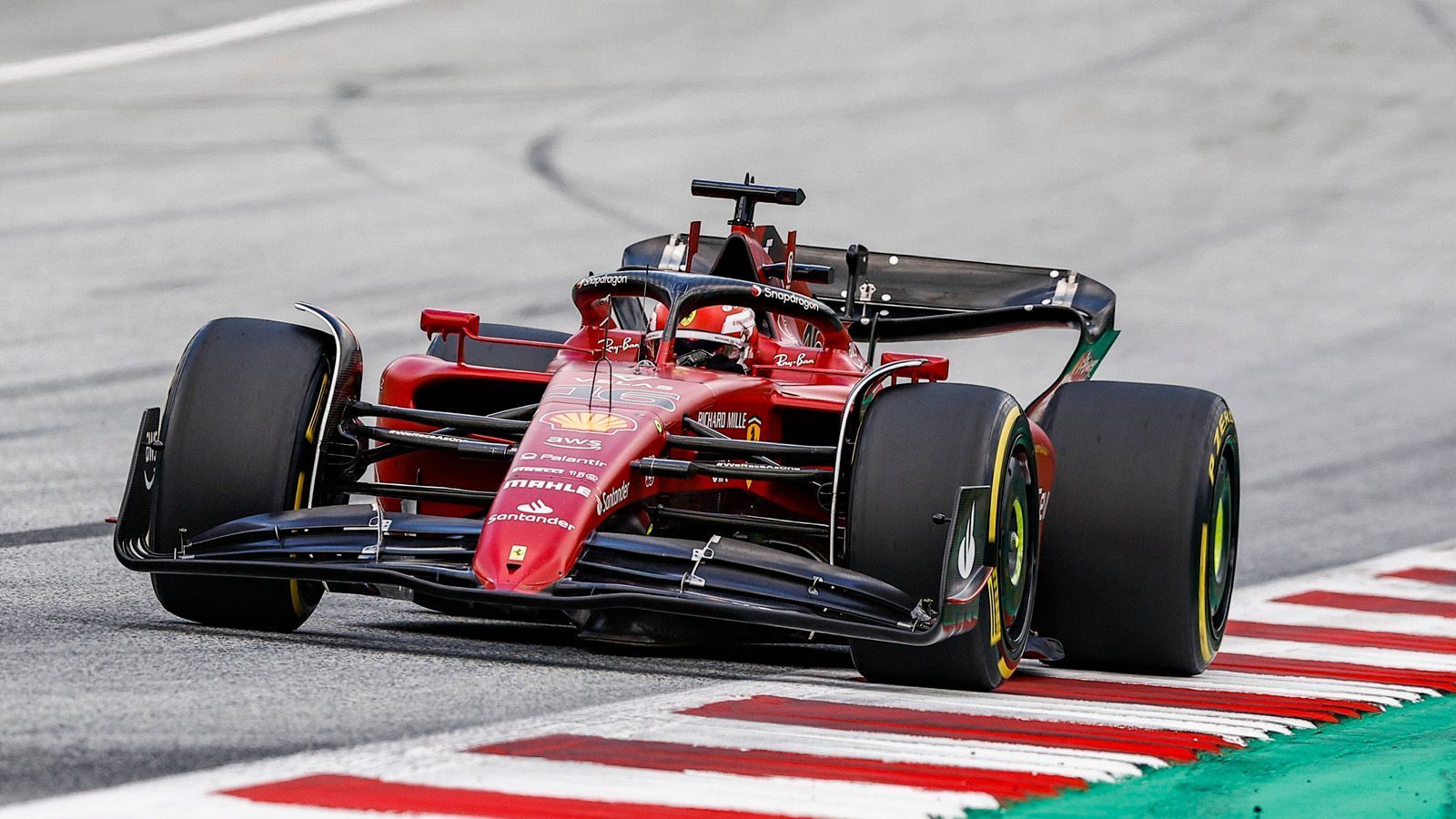 
                <strong>Platz 2: Charles Leclerc</strong><br>
                Charles Leclerc ist der erste Verfolger von Leader Max Verstappen und scheint der einzige echte Herausforderer im Titelkampf zu sein. Der Monegasse starte nahezu perfekt in die Saison, seit Imola büßte er allerdings viele Punkte auf den Niederländer ein und musste in zwei Rennen seinen Ferrari sogar abstellen. Pünktlich zur Saisonhälfte in Spielberg meldete er sich mit einem Sieg zurück und zeigte seinem Konkurrenten mit zwei direkten Überholmanövern auf der Strecke wieder, dass mit ihm noch zu rechnen ist.
              