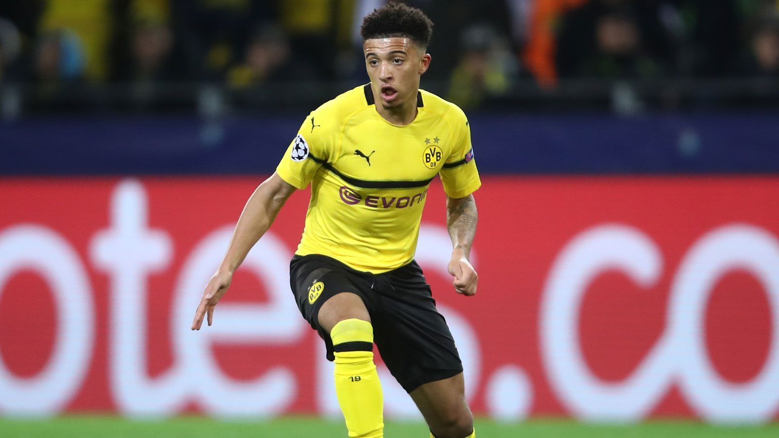 
                <strong>Jadon Sancho (Borussia Dortmund)</strong><br>
                Bei Borussia Dortmund wurde Jadon Sancho mit 19 Jahren zum englischen Nationalspieler. Kein Wunder, dass sich die Klubs in der Heimat um den Flügelspieler reißen. Zwar hat Sancho beim BVB noch einen Vertrag bis 2022, dennoch will Manchester United nichts unversucht lassen, den Shooting-Star zurück auf die Insel zu locken. So wie einst United-Legende Alex Ferguson setzt auch Solskjaer künftig wieder vermehrt auf nationale Stars. Kampflos wird Sancho jedoch nicht zu haben sein. Manchester City plant selbst eine Rückhol-Aktion und der BVB will seinen Leistungsträger am liebsten langfristig halten. 
              