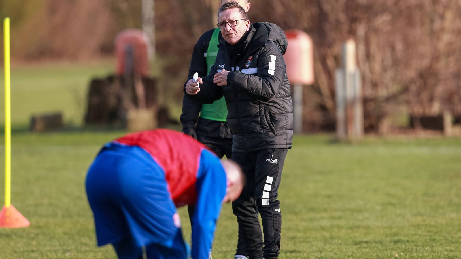 
                <strong>Ex-Coach Meier reicht Klage ein</strong><br>
                Der Mitte März nach nur sieben Spielen (null Siege) gefeuerte Ex-Trainer Norbert Meier geht juristisch gegen die Uerdinger vor. Nach "Kicker"-Informationen geht es dem 60-Jährigen um eine arbeitsrechtliche Trennung, nicht aber um Gehaltszahlungen oder andere finanzielle Angelegenheiten. Während seines Intermezzos bei den Krefeldern störte sich Meier vor allem an den infrastrukturellen Problemen des Klubs. Zum einen musste die damalige Meier-Mannschaft während der Wintermonate aufgrund schlechter Platzverhältnisse in eine Fußballhalle ausweichen, zum anderen soll Meier laut "Bild" über den Zustand des Pressekonferenz-Raums so geschockt gewesen sein, dass er selbst zum Besen griff. Ponomarew rächte sich bereits und bezeichnete Meier über einen mittlerweile gelöschten Tweet als den "schlechtesten Trainer in der KFC-Geschichte" und schrieb zudem: "Der KFC war seine letzte Station als Trainer in Deutschland." Kurios: Meier ist schon der dritte Ex-Trainer in Folge, der gerichtlich gegen den KFC Uerdingen vorgeht. Auch mit dessen Vorgängern Stefan Krämer und Michael Wiesinger gab es ein gerichtliches Nachspiel.
              