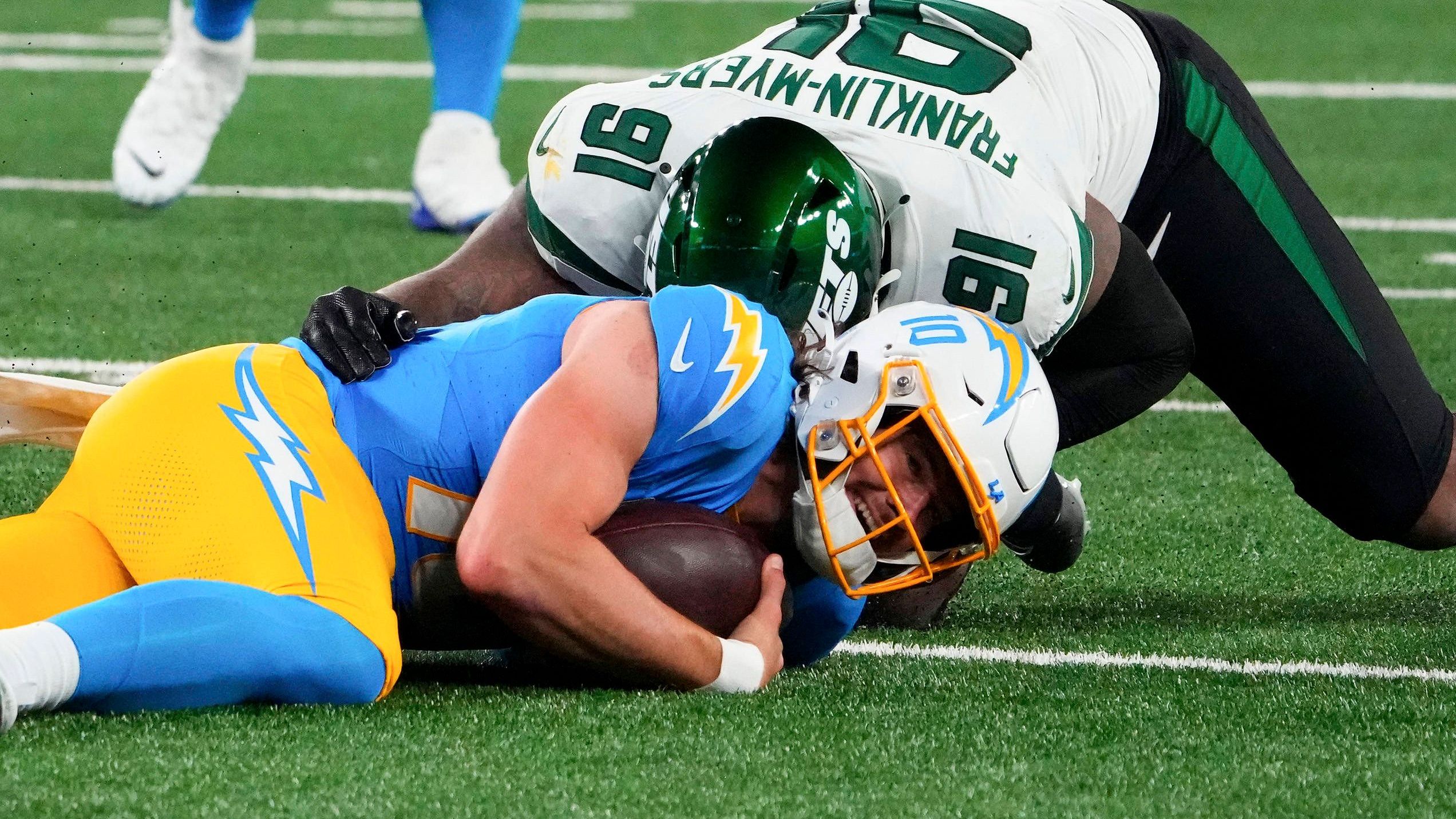 <strong>8. Platz: Los Angeles Chargers</strong><br>Zugelassene Sacks: 43<br>Raumverlust durch zugelassene Sacks: <strong>355</strong><strong>&nbsp;Yards</strong><br>Spieler: Justin Herbert (29; 233 Yards), Easton Stick (14; 122 Yards)