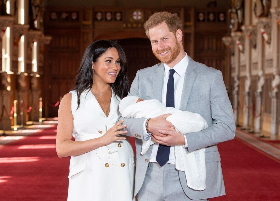Als ihr Sohn Archie auf die Welt kam, waren Prinz Harry und seine Meghan noch Teil der royalen Königsfamilie und mussten sich bei der Erziehung an viele strenge Regeln halten. 