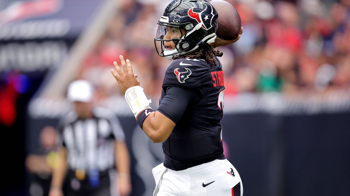 September 28, 2025, Houston, Texas, U.S: Houston Texans quarterback CJ. Stroud (7) reaches back to pass downfield during the first quarter of the NFL, American Football Herren, USA game between the...