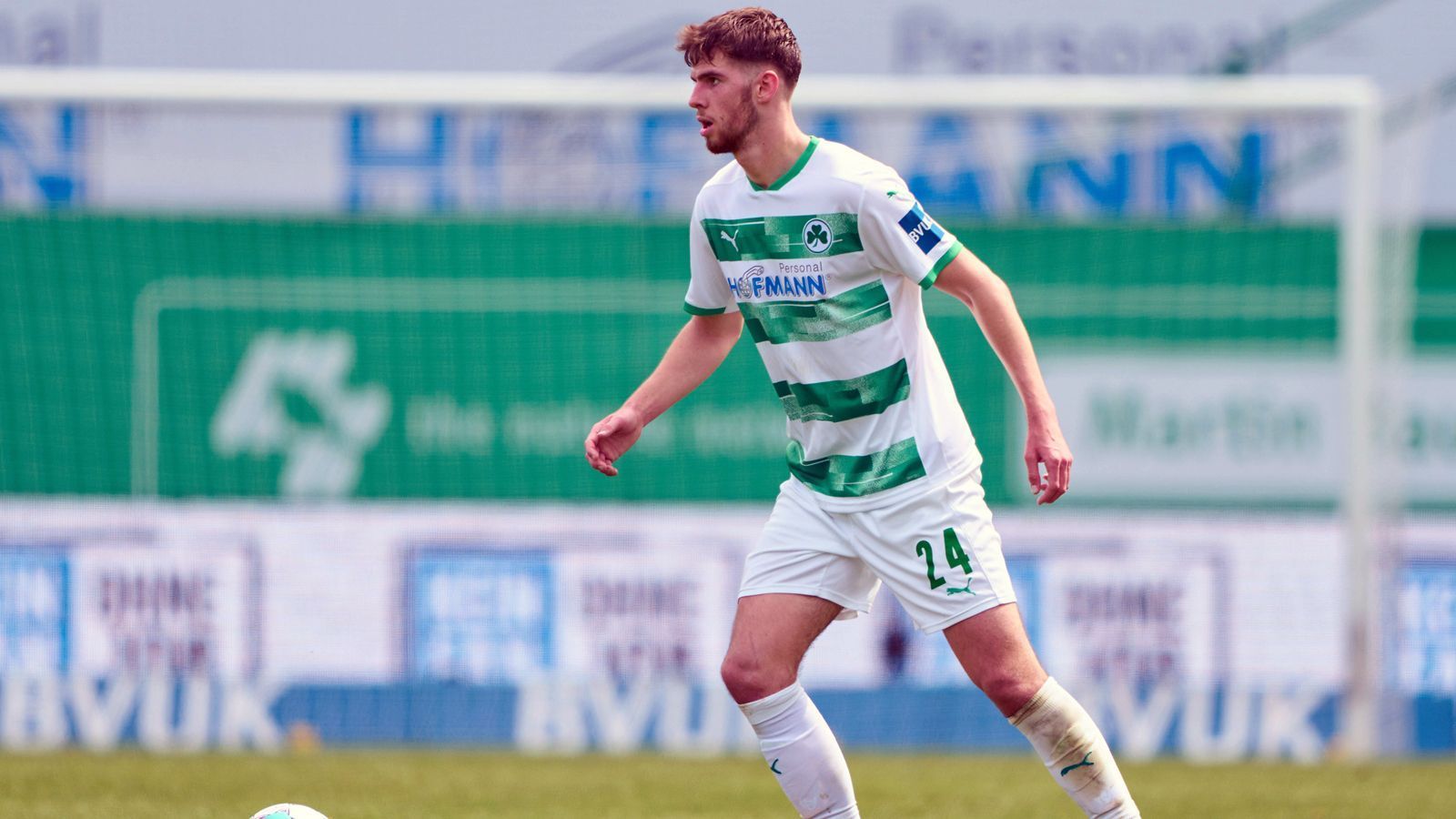 
                <strong>Mittelfeld/Sturm: Anton Stach</strong><br>
                Der junge Sechser debütierte bei der U21-EM für die Nationalmannschaft und erlebt nun sein nächstes Abenteuer mit dem Adler auf der Brust. Bei der SpVgg Greuther Fürth schaffte der 22-Jährige in der vergangenen Saison nicht nur den Sprung zum Stammspieler, sondern auch den Aufstieg in die Bundesliga.
              