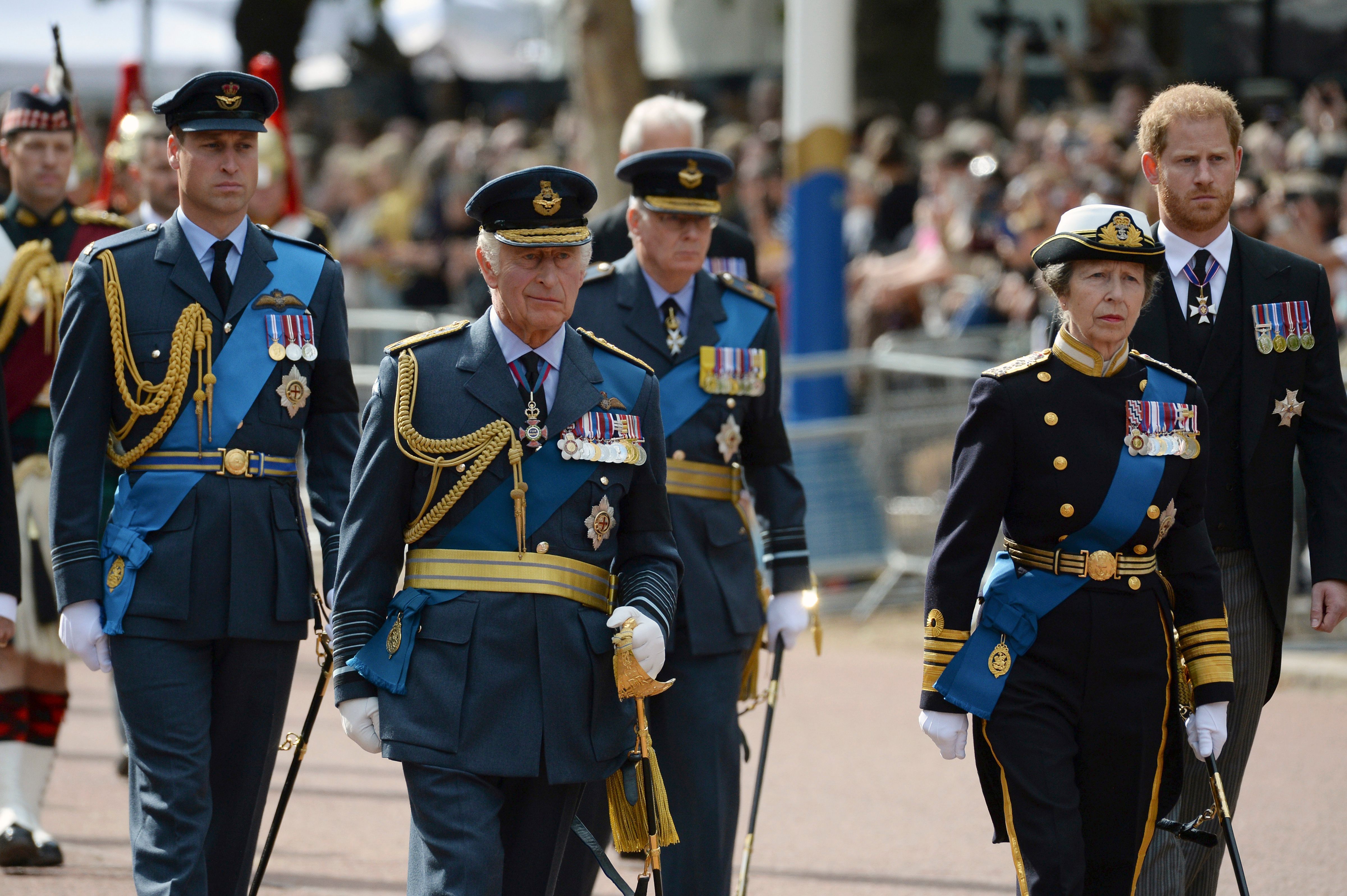 Die Königsfamilie begleitet den Sarg der verstorbenen Queen zu Fuß zum Parlament.