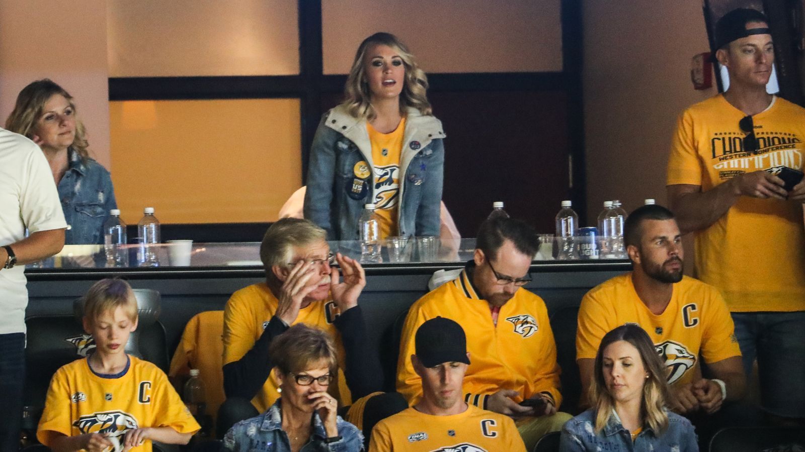 
                <strong>Carrie Underwood</strong><br>
                Die Country-Sängerin Carrie Underwood (oben Mitte) ist große Anhängerin der Nashville Predators. Bei den Predators performte sie sogar schon live auf dem Eis.
              