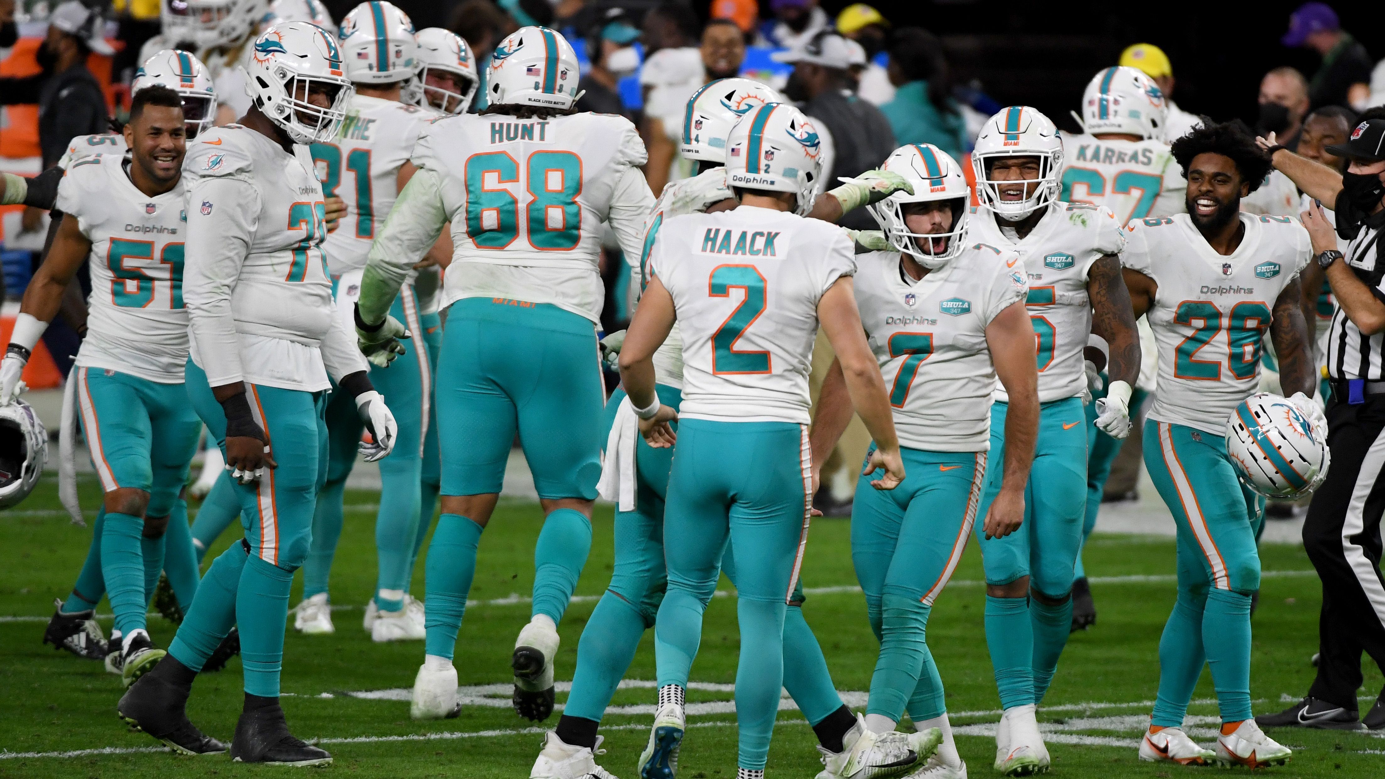 
                <strong>Miami Dolphins</strong><br>
                Die Verantwortlichen der Miami Dolphins unterstrichen, dass sich die Vorgehensweise im Vorjahr bewährt habe: "Die bedeutendste Erkenntnis aus unserer Diskussion waren die Gesundheits- und Sicherheitsvorteile einer vollständig virtuellen Offseason. Letztes Jahr zeigten die ligaweiten Verletzungsdaten, dass die Spieler 23 Prozent weniger Fehlzeiten verzeichneten."
              