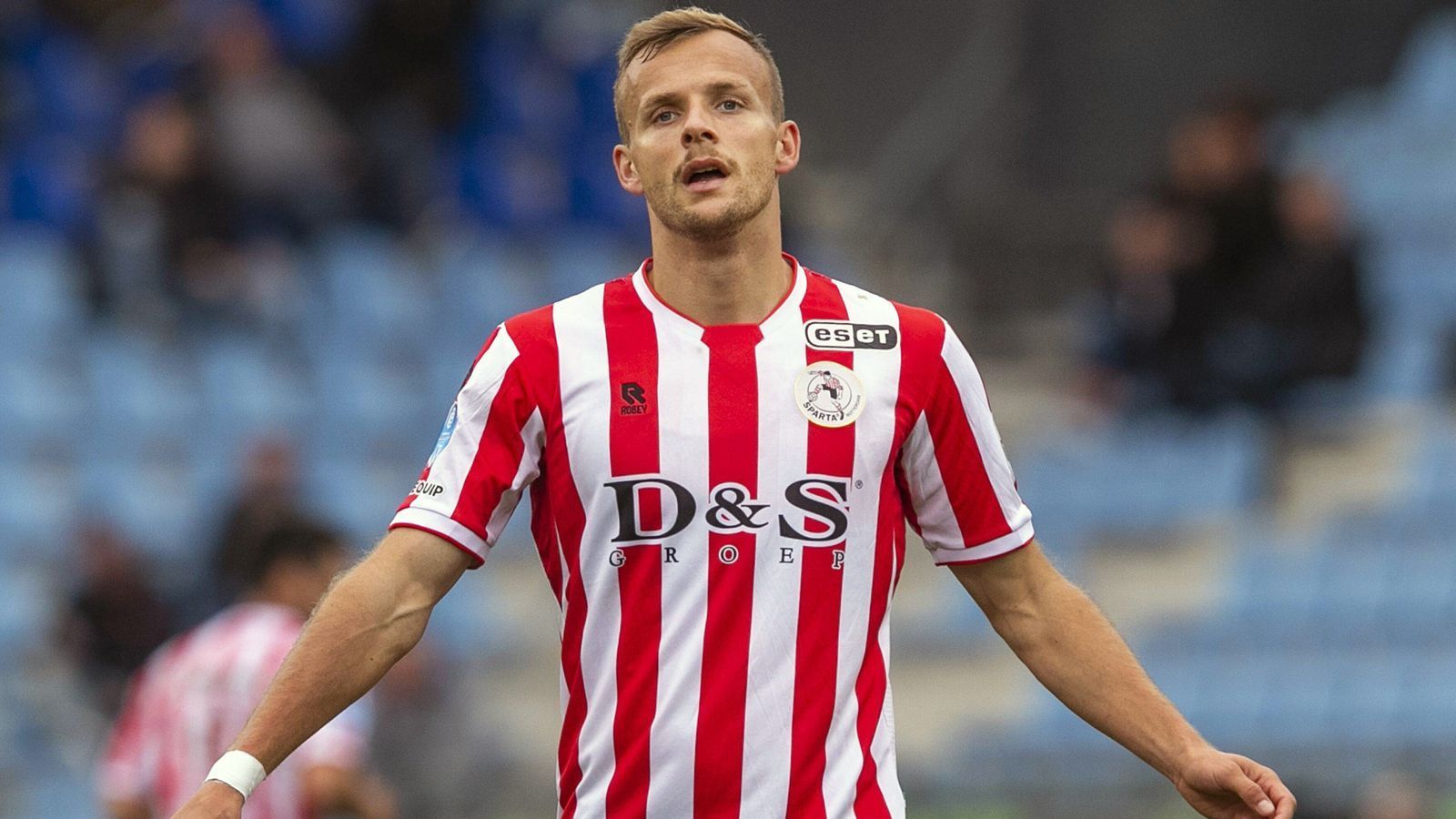 
                <strong>Angriff - Lennart Thy (Sparta Rotterdam)</strong><br>
                Mit Sparta Rotterdam kickt der frühere Bremer Stürmer Lennart Thy mittlerweile schon für den dritten Klub in den Niederlanden. Im Sommer 2020 wechselte der 28-Jährige innerhalb der Eredivisie von PEC Zwolle nach Rotterdam. Beim derzeitigen Tabellenvorletzten hat Thy unmittelbar vor der Länderspielpause wohl eines der kuriosesten Spiele seiner Karriere miterlebt. Zuhause lag Sparta gegen AZ Alkmaar nach etwas mehr als einer halben Stunde bereits mit 0:4 zurück. Doch durch eine unglaubliche Aufholjagd, an der auch Thy mit seinem ersten Saisontreffer zum zwischenzeitlichen 3:4 maßgeblich beteiligt war, konnten der Klub aus Rotterdam tatsächlich noch zum 4:4 ausgleichen und damit den ersten Punkt überhaupt in der Saison 2020/21 einfahren.
              