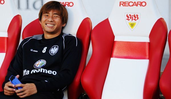 
                <strong>VfB Stuttgart - Eintracht Frankfurt 1:1</strong><br>
                Frankfurts Takashi Inui schafft den Sprung in die Startelf nicht und muss auf der Bank Platz nehmen. Dort wird es in der Halbzeitpause einsam um den Japaner. Die gute Laune lässt sich Inui davon aber keineswegs verderben
              