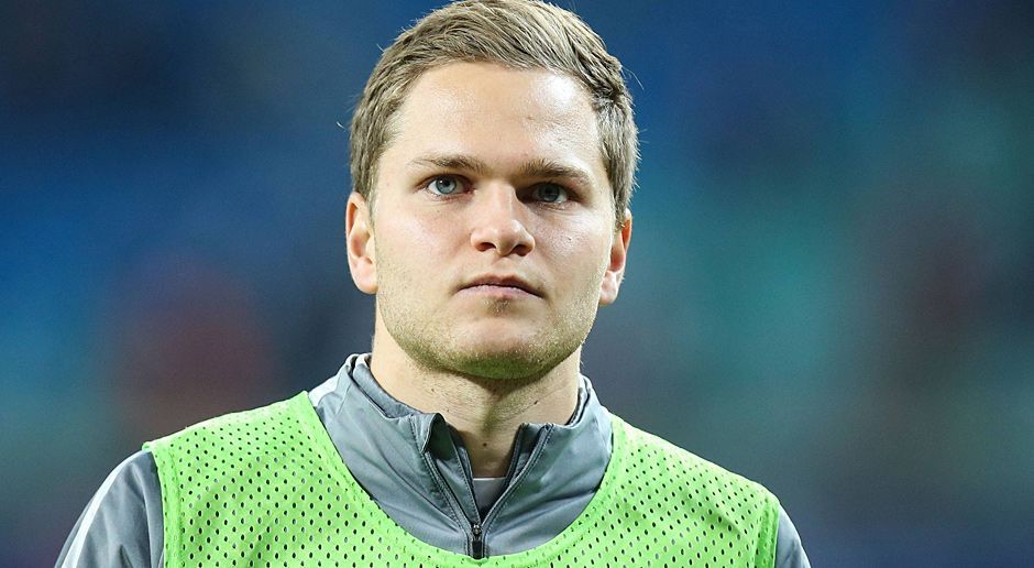 
                <strong>Benno Schmitz</strong><br>
                Benno Schmitz: Als Ersatz für den verletzten Compper kam der Neuzugang aus Salzburg in der 30. Minute in die Begegnung und hatte dann Gegenspieler Brandt besser im Griff als zuvor noch Ilsanker. Schmitz fügte sich in die ordentliche Defensivleistung der Sachsen gut ein, nach vorne kam aber noch nicht so wirklich viel von ihm. ran-Note: 3-
              