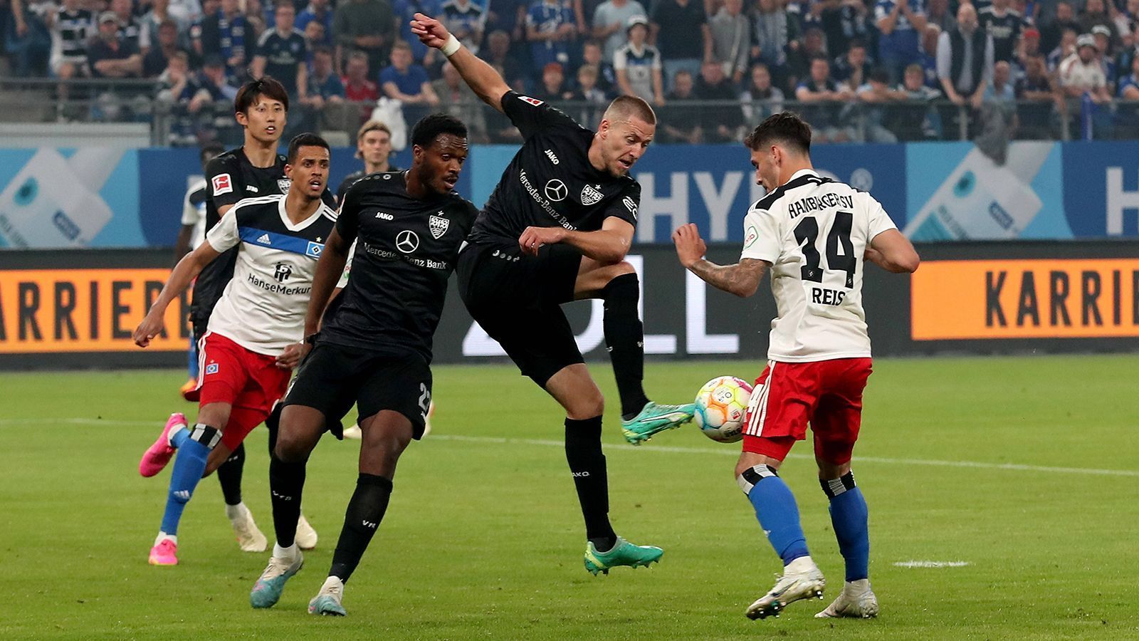 
                <strong>Waldemar Anton (VfB Stuttgart) </strong><br>
                Hat deutlich mehr zu tun als noch im Hinspiel, sticht aber erneut mit seiner Zweikampfstärke und Abgeklärtheit heraus. Stört Reis exzellent bei dessen Chance (54.) ran-Note: 2
              