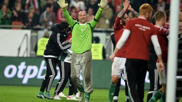 
                <strong>Gabor Kiraly (40 Jahre)</strong><br>
                Der Mann mit der Schlabberhose: Gabor Kiraly kam bei der Europameisterschaft 2016 in Frankreich mit Ungarn bis ins Achtelfinale, dabei stellte der Schlussmann mit über 40 Jahren einen neuen Altersrekord in der EM-Geschichte auf. Seit der abgelaufenen Saison hütet der ehemalige Herthaner und 1860er wieder den Kasten seines Heimatvereins Haladas Szombathely, seine Karriere in der Nationalelf beendete er im November.
              