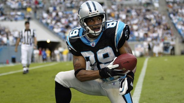 
                <strong>Steve Smith (Carolina Panthers - 2010)</strong><br>
                Smith verletzte sich in der Offseason beim Football. Allerdings nicht beim klassischen Football, sondern beim "Flag Football." Beim lockeren Spiel brach er sich den Arm. Zum Glück wurde er noch zum Start der Regular Season fit.
              