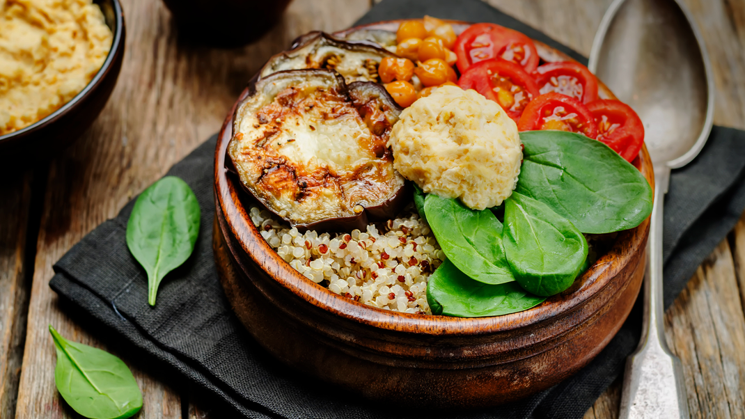 Gesund, kunterbunt und voller Geschmack: Unsere vegane Quinoa Bowl mit Gemüse ist nicht nur ein Augenschmaus, sondern auch gesund und lecker.