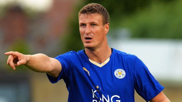 
                <strong>Robert Huth</strong><br>
                Robert Huth: Vergessen ist er natürlich nicht, doch Robert Huths Zeit bei Stoke City ist nach fünfeinhalb Jahren vorbei. Der Innenverteidiger bleibt aber in der Premier League und spielt künftig für Leicester City - nach Middlesbrough, dem FC Chelsea und Stoke City die vierte englische Station für den ehemaligen Nationalspieler.
              