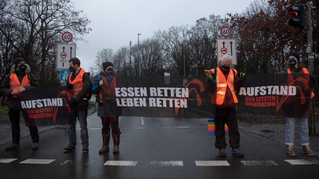 Ein Jahr "Klima-Kleber". Mit dieser Blockade am 24. Januar 2022 begannen die Proteste der Aktivist:innen. Foto: Paul Zinken/dpa +++ dpa-Bildfunk +++