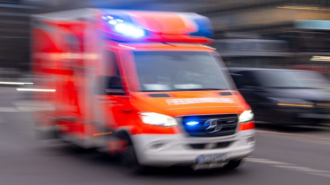 An einem Rettungswagen in Essen lösten sich beide hintere Räder. Nun ermittelt die Polizei.