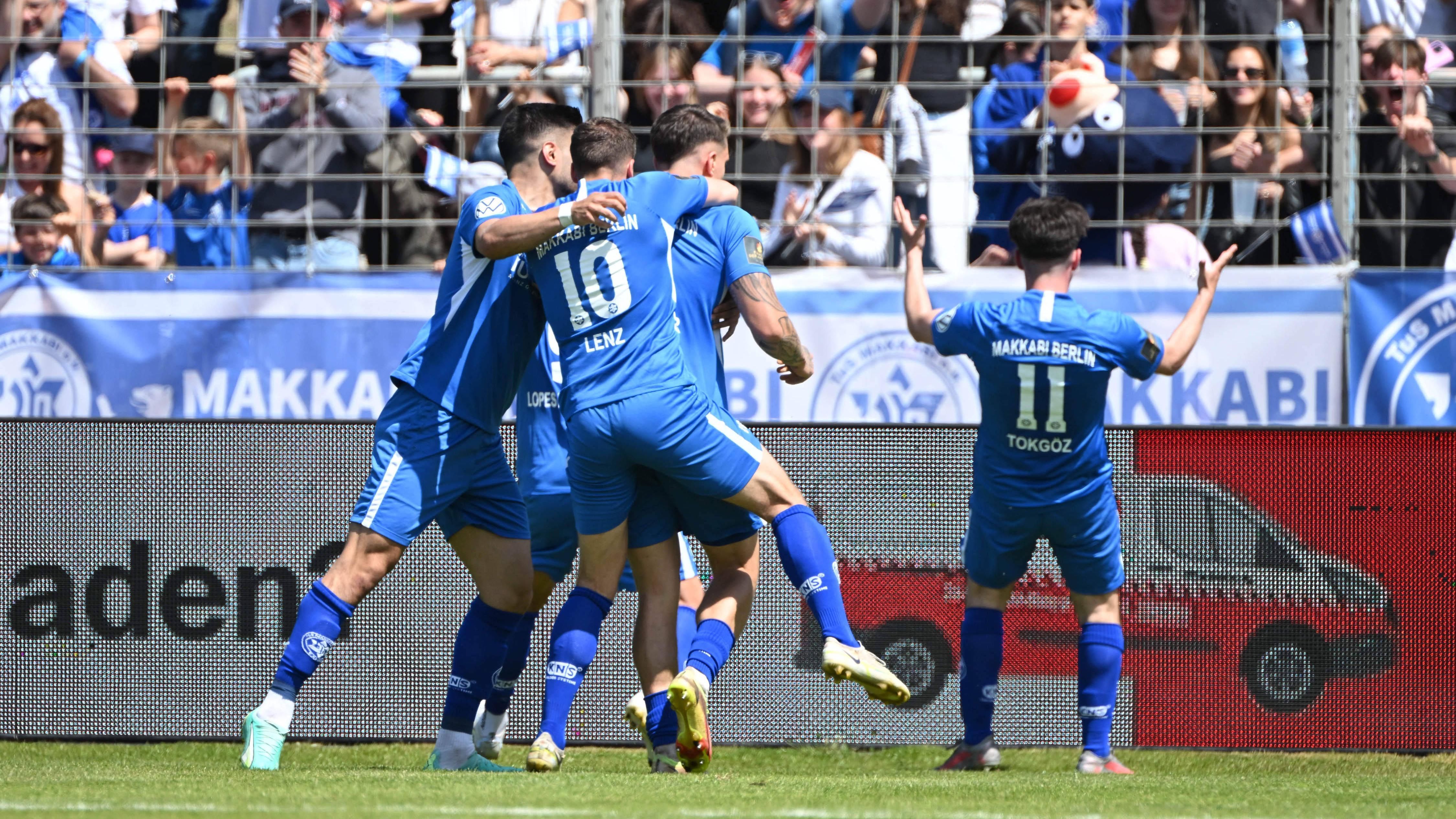 
                <strong>Berlin: TuS Makkabi</strong><br>
                Oberliga gegen Berlin-Liga hieß es im Endspiel des Landespokals in der Hauptstadt. Und die Zuschauer durften sich über ein hochspannendes Finale samt Verlängerung freuen. Am Ende setzte sich mit dem TuS Makkabi der Oberliga-Verein durch und löst damit zum ersten Mal in der Vereinsgeschichte das Ticket für die erste Runde des DFB-Pokals. 
              