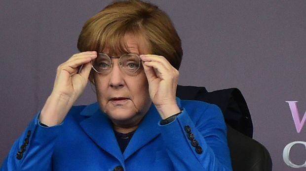 
                <strong>Angela Merkel</strong><br>
                Gefühlt ist Angela Merkel schon länger Bundeskanzlerin, 2002 war es aber noch Gerhard Schröder. Merkel ist es "erst" seit 2005 und tritt 2017 erneut an.
              
