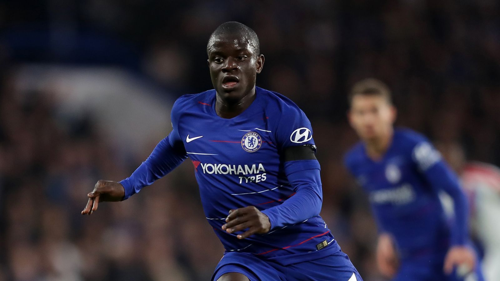 
                <strong>Ngolo Kante wehrt sich gegen Steuertricks der Premier League</strong><br>
                Laut "Football Leaks" hat sich Weltmeister N'Golo Kante vom FC Chelsea gegen Steuertricks seines Klubs gewehrt. Angebliche wäre es in der Premier League verbreitet, dass die Vereine Offshore-Firmen in Steueroasen (wie Luxemburg oder den Vereinigten Arabischen Emiraten) gründen, um darüber Teile der Spielergehälter als Vermarktungsrecht zu deklarieren. Das soll Chelsea auch Kante vorgeschlagen haben, insgesamt 20 Prozent seines Gehaltes sollten darüber bezahlt werden. Doch aus Angst vor Ermittlungen soll der Franzose bei den Vertragsverhandlungen darauf bestanden haben, sein Gehalt von fünf Millionen Euro zu bekommen ohne seine Bildrechte abzugeben.
              