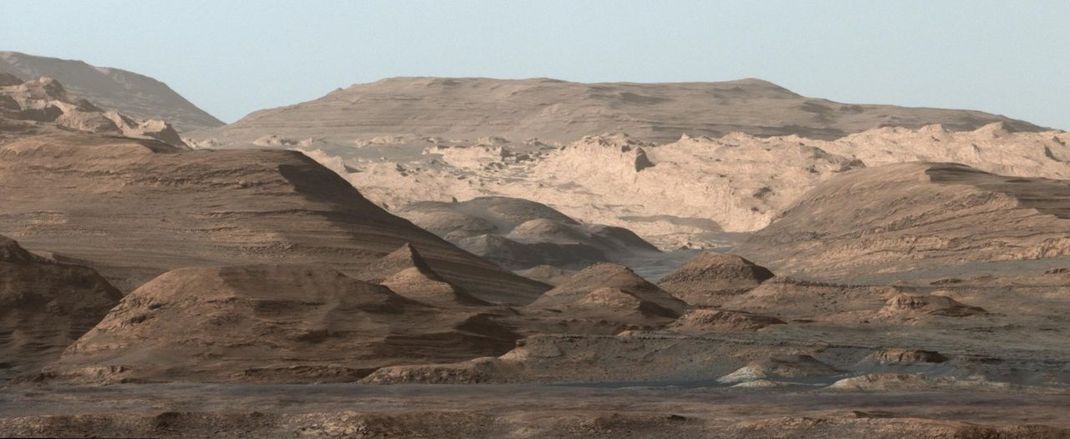 Seit 2014 fährt Curiosity die Flanken zum 5,5 Kilometer aufragenden "Mount Sharp" ("Aeolis Mons") hinauf. Das scharfkantige Berg-Geröll setzt den Aluminium-Rädern sichtbar zu.