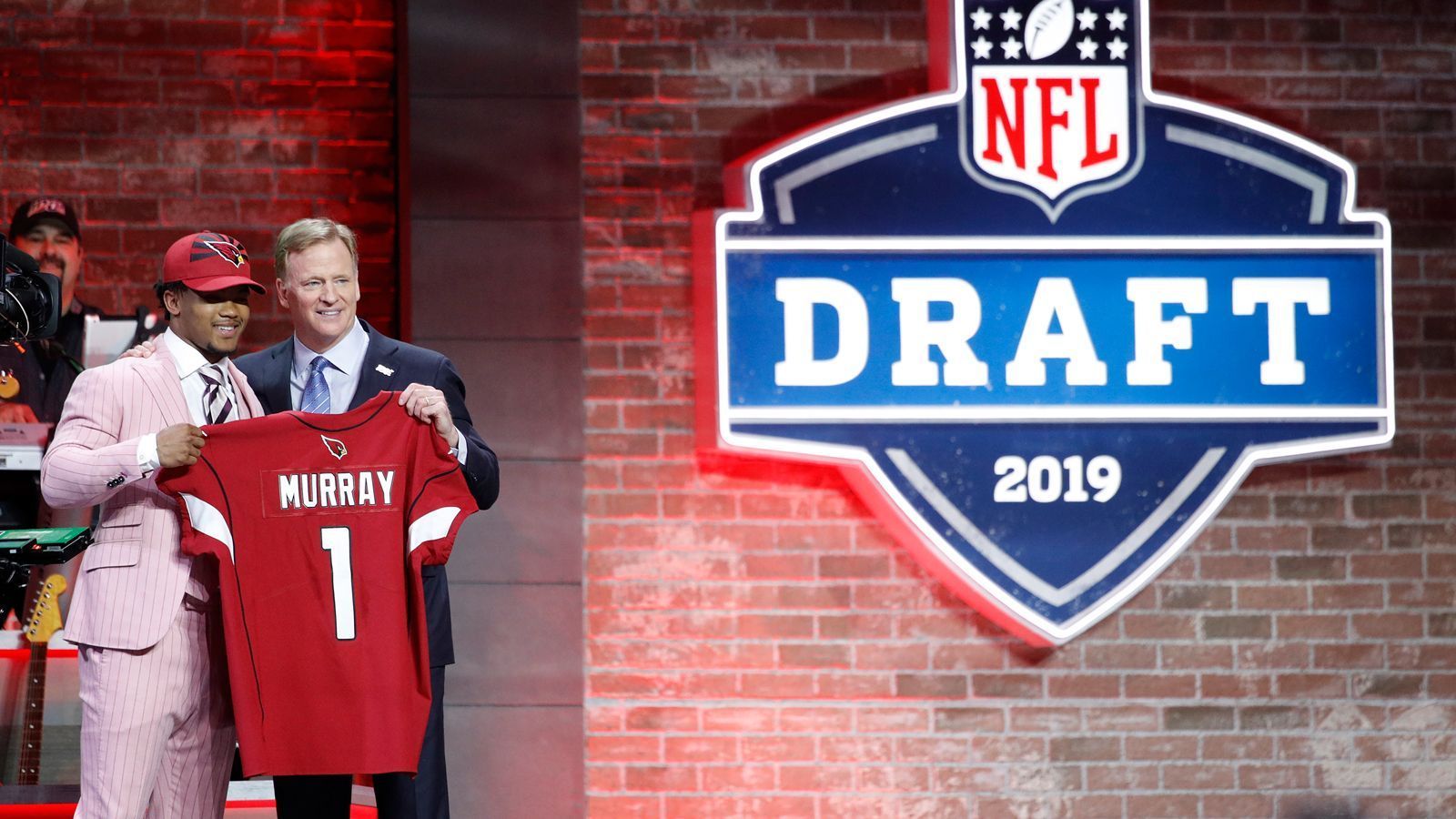 
                <strong>NFL Draft 2019: Kyler Murray</strong><br>
                Auch die Arizona Cardinals entscheiden sich 2019 für einen Quarterback. Kyler Murray von der University of Oklahoma ist der Auserwählte. Der Passgeber erhält in seinem letzten Jahr an der Uni die Auszeichnung als bester College-Spieler, die Heisman Trophy.
              