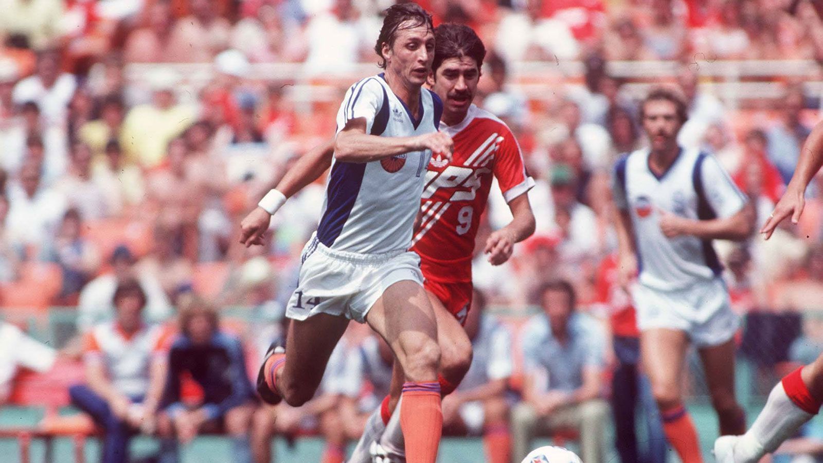 
                <strong>Johan Cruyff</strong><br>
                &#x2022; In der MLS aktiv: 1979 bis 1981<br>&#x2022; Verein: Los Angeles Aztecs, Washington Diplomats<br>&#x2022; Absolvierte Partien: 58 (26 Tore)<br>
              