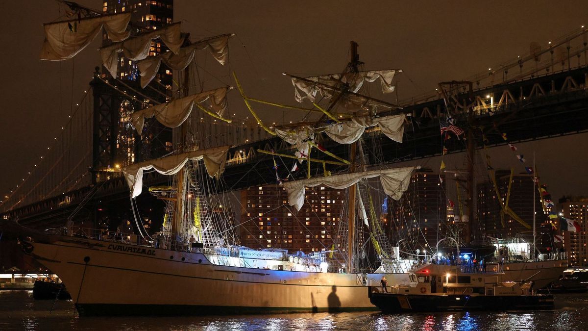 Schiff kollidiert mit Brooklyn Bridge in New York