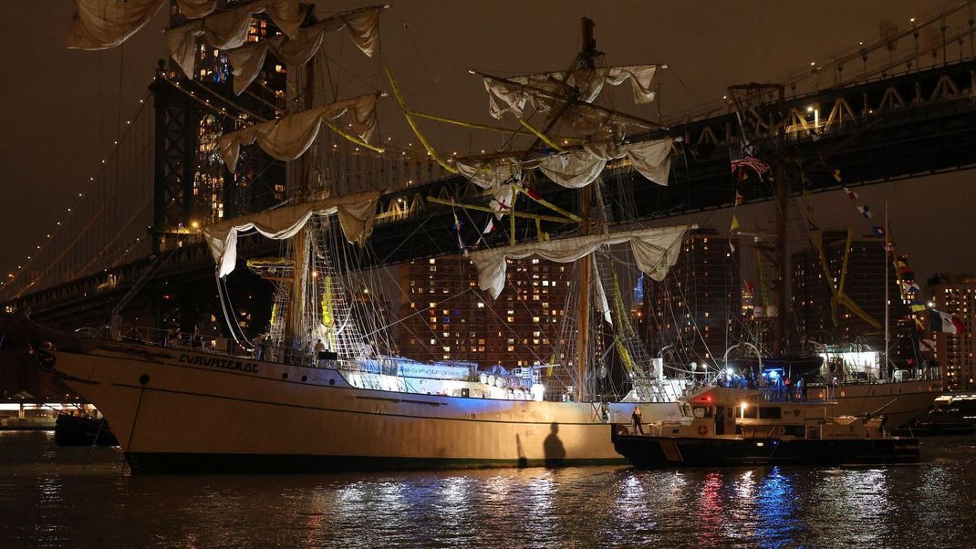 Ein mexikanisches Segelschiff hat die berühmte Brooklyn-Bridge gerammt.