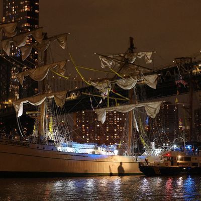 Schiff kollidiert mit Brooklyn Bridge in New York