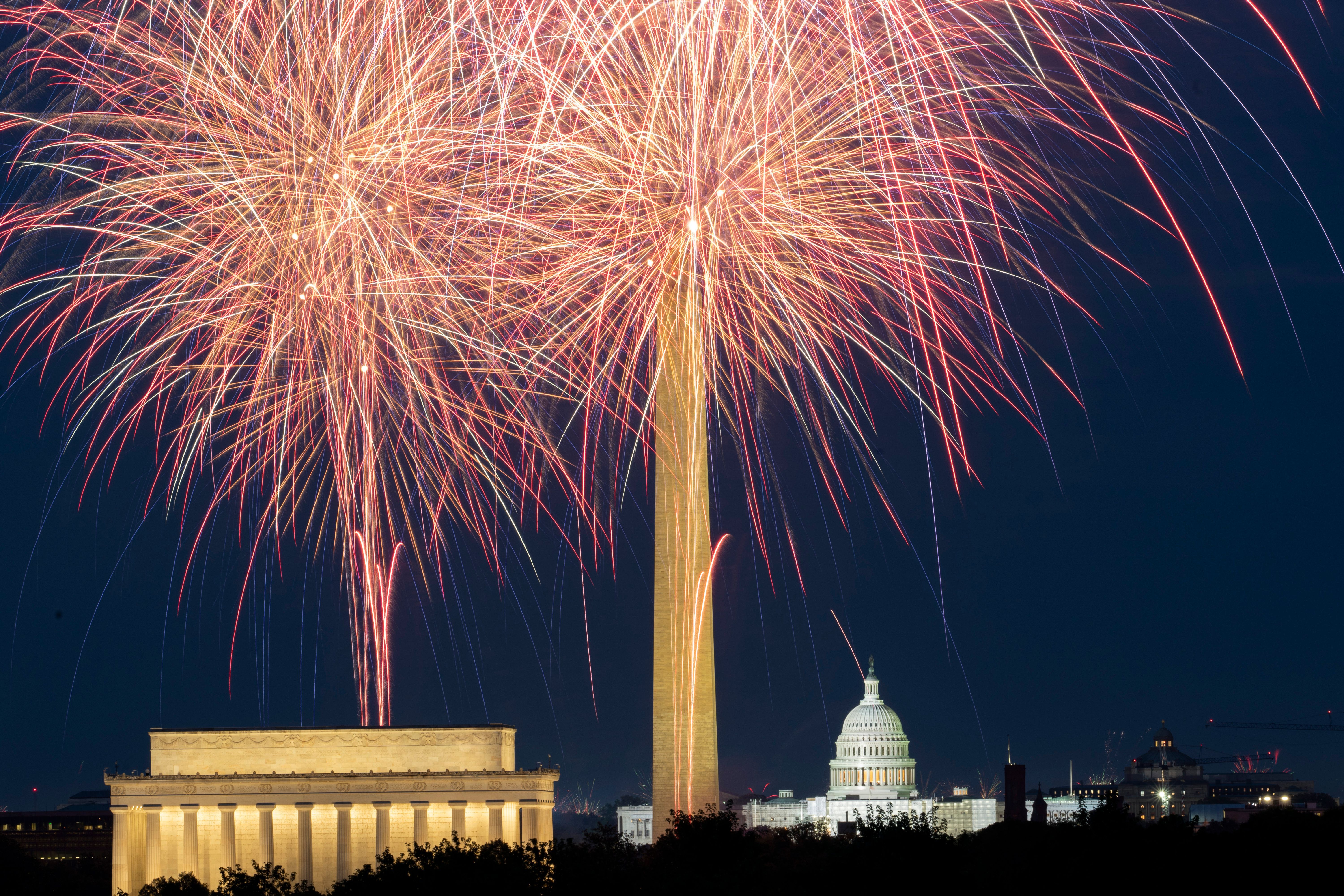 Große Feuerwerksshow  auf der National Mall über dem Lincoln Memorial, dem Washington Monument und dem US-Kapitolgebäude während der Feierlichkeiten zum Unabhängigkeitstag in den USA.